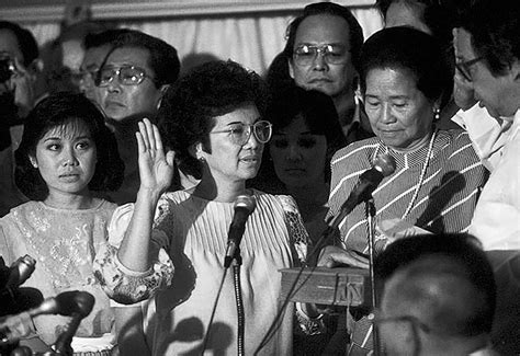 1986 EDSA Devrimi: Filipinler'de Otoriter Rejimin Çöküşü ve Demokratik Değişimlerin Başlangıcı